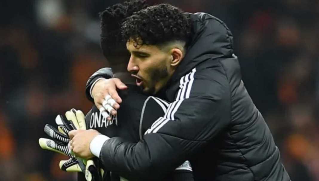 Altay Bayindir kiper nomor dua Manchester United menjadi satu-satunya rekan yang menghibur Andre Onana usai laga melawan Galatasaray