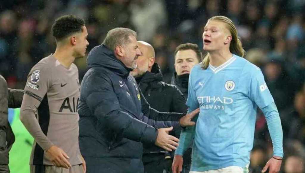 Ange Postecoglou pelatih Tottenham Hotspursaat menahan Erling Haaland yang emosi