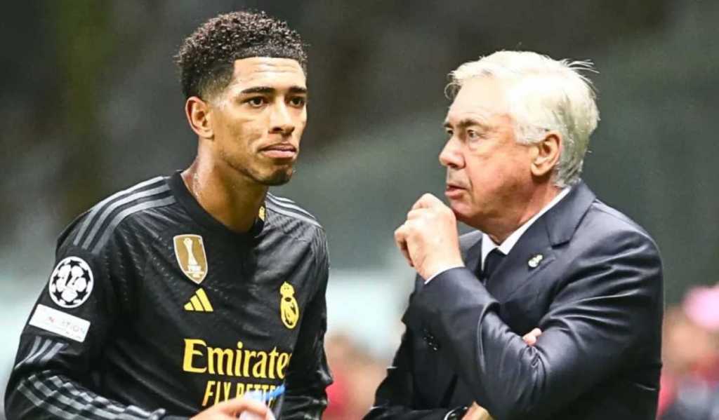 Bintang Real Madrid Jude Bellingham bersama pelatih Carlo Ancelotti