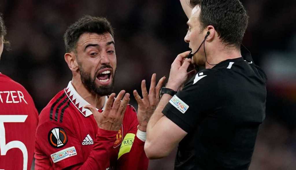 Bruno Fernandes pemain Manchester United saat mendapatkan kartu merah