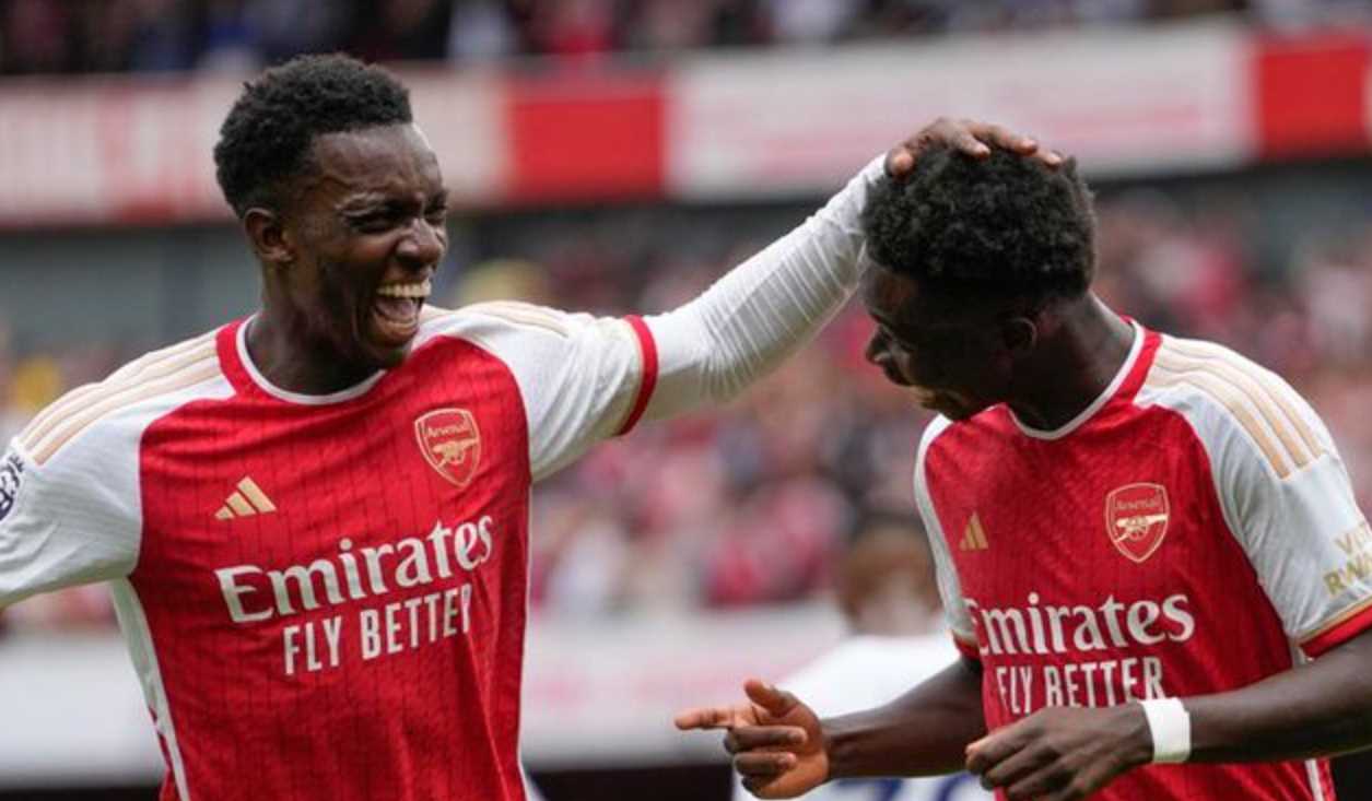 Bukayo Saka dan Eddie Nketiah saat merayakan kemenangan Arsenal melawan Nottingham Forest