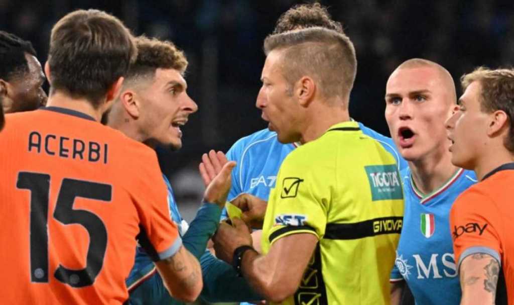 Pemain Napoli saat memprotes wasit dalam laga melawan Inter Milan