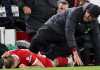 Kostas Tsimikas tampak kesakitan setelah menabrak pelatih Liverpool Jurgen Klopp