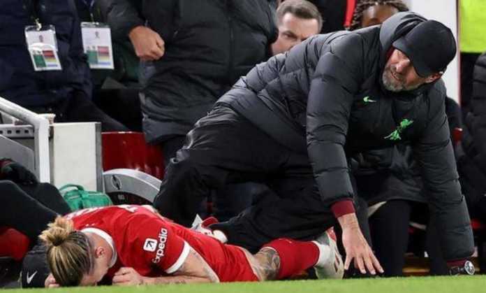 Kostas Tsimikas tampak kesakitan setelah menabrak pelatih Liverpool Jurgen Klopp