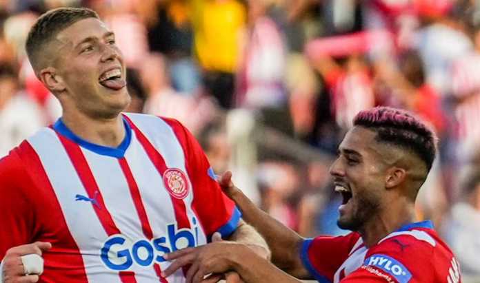 Pemain Girona Artem Dovbyk merayakan golnya di laga melawan Alaves di Liga Spanyol