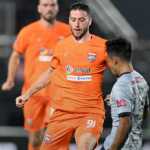 Felipe Cadenazzi terlibat duel dalam Borneo FC vs PSIS