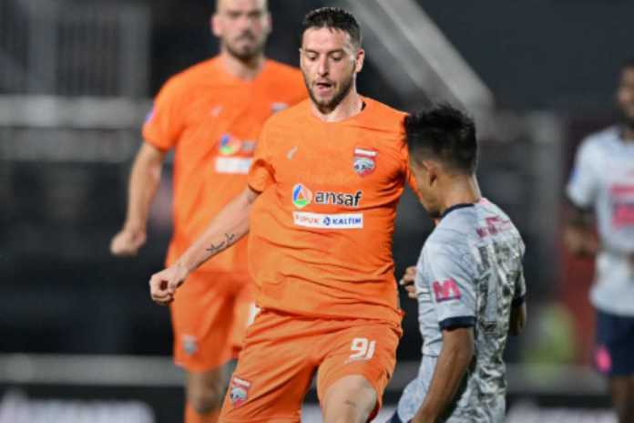 Felipe Cadenazzi terlibat duel dalam Borneo FC vs PSIS