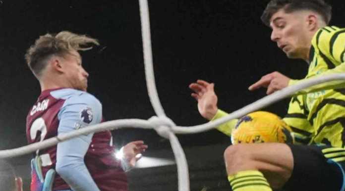 Matty Cash dan Kai Havertz berebut bola di depan gawang Aston Villa