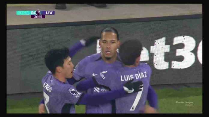 Virgil van Dijk merayakan golnya ke gawang SUFC