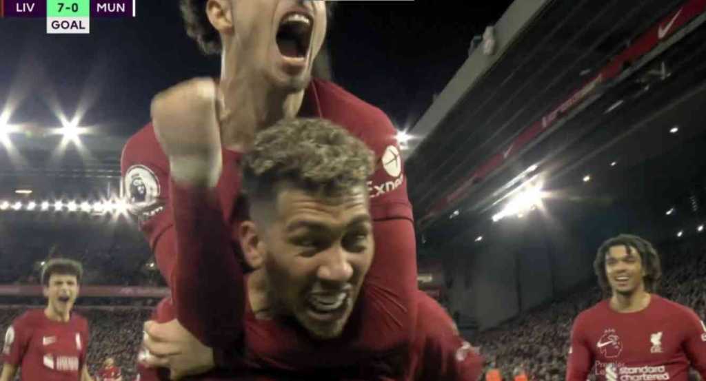 Roberto Firmino merayakan gol ketujuh timnya saat menghabisi Man United