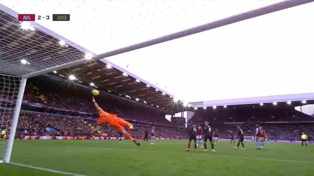 Aaron Ramsdale menggapai bola sia-sia yang menjadi gol kedua Aston Villa