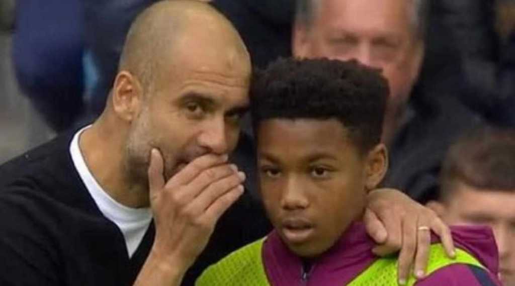 Micah Hamilton sebagai anak gawang tahun 2017 mendengarkan instruksi Pep Guardiola