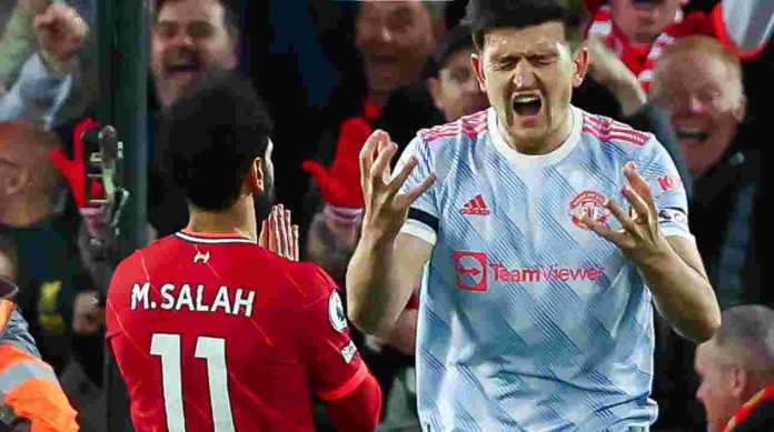 Mo Salah merayakan golnya di sebelah Harry Maguire yang frustrasi