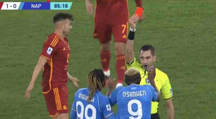 Victor Osimhen bereaksi melihat dirinya diusir wasit dalam laga Serie A kontra AS Roma