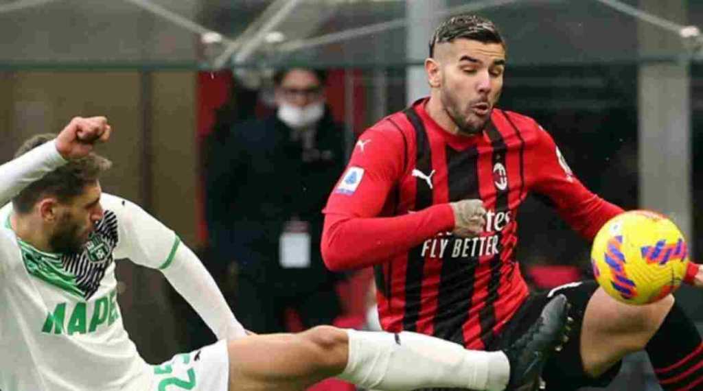 Hasil Milan vs Sassuolo di Liga Italia, Christian Pulisic berebut bola melawan pemain Sassuolo