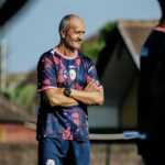 Pelatih Risto Vidakovic dalam Sesi Latihan PSS Sleman