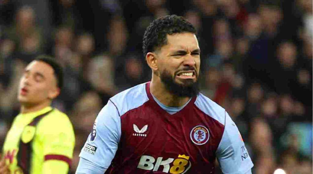 Hasil Aston Villa vs Burnley di Liga Inggris, Douglas Luiz bereaksi usai memberi penalti bagi Aston Villa