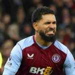 Hasil Aston Villa vs Burnley di Liga Inggris, Douglas Luiz bereaksi usai memberi penalti bagi Aston Villa