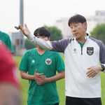 Shin Tae-yong dalam sebuah sesi latihan Timnas Indonesia