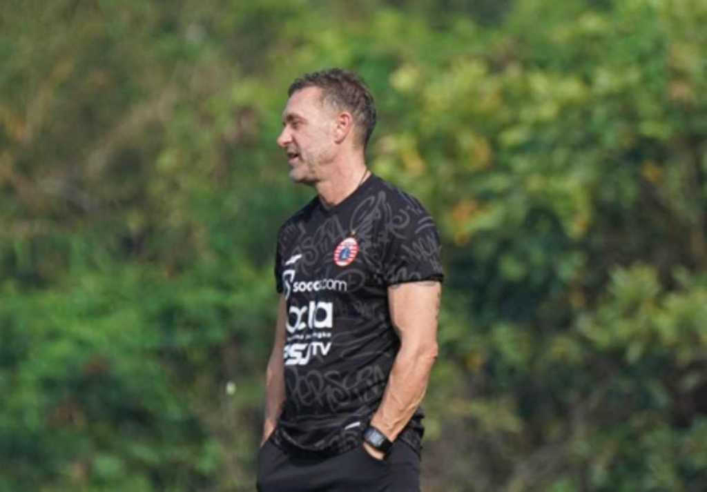 Thomas Doll dalam sebuah sesi latihan Persija Jakarta