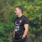 Thomas Doll dalam sebuah sesi latihan Persija Jakarta