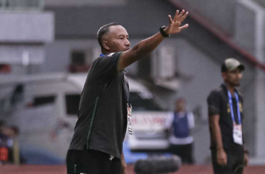 Uston Nawawi Saat Memandu Sebuah Laga Persebaya