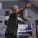 Uston Nawawi Saat Memandu Sebuah Laga Persebaya