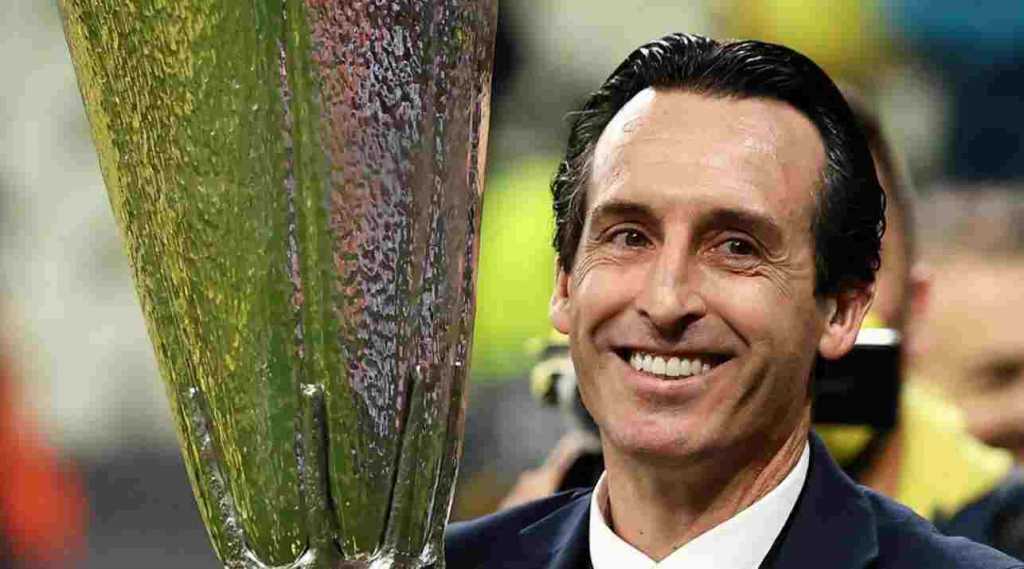 Unai Emery mengangkat trofi Liga Europa