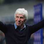 Gian Piero Gasperini memberi penghormatan pada pendukung Atalanta