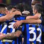 Pemain Inter merayakan golnya