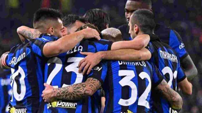 Pemain Inter merayakan golnya
