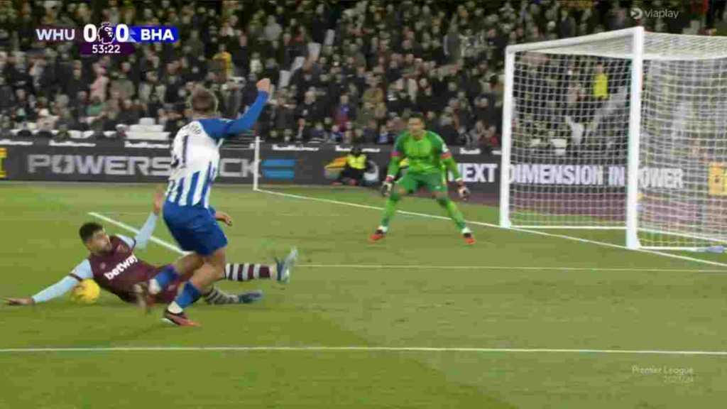 Tidak ada penalti bagi Brighton untuk pelanggaran oleh pemain West Ham ini