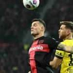 Granit Xhaka mempertahankan bola dari pemain BVB