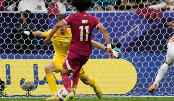 Afram Afif pemain Qatar saat mencetak gol ke gawang Tajikistan di Piala Asia 2024