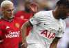 Antony menantang Destiny Udogie dalam laga Tottenham vs Man Utd