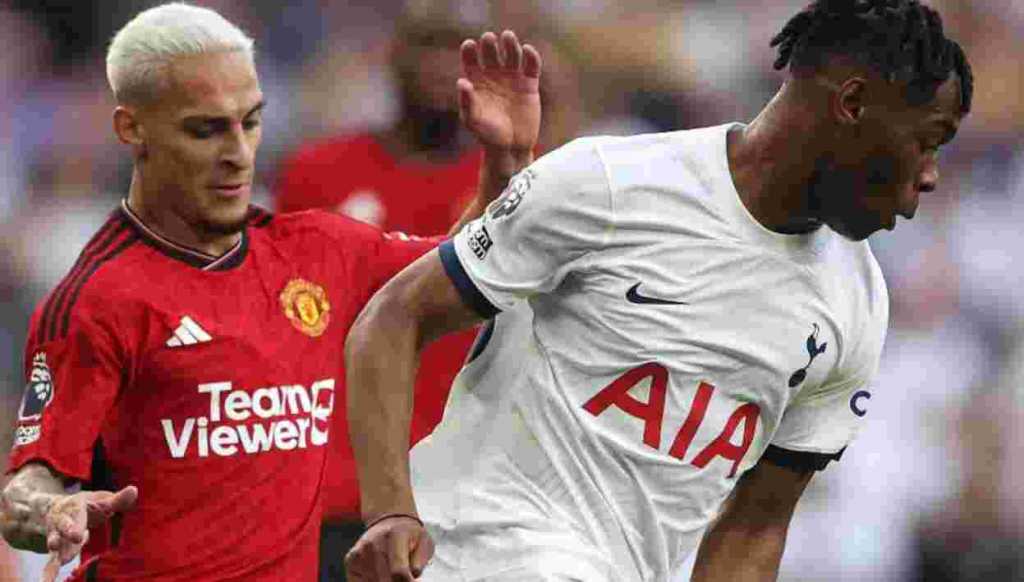 Antony menantang Destiny Udogie dalam laga Tottenham vs Man Utd