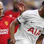 Antony menantang Destiny Udogie dalam laga Tottenham vs Man Utd