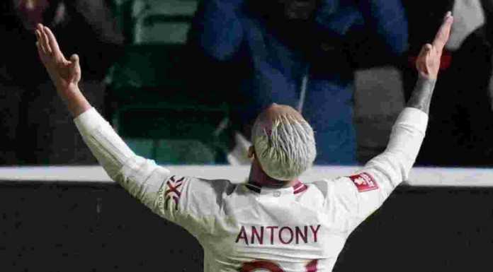 Gestur Antony usai mencetak gol kemenangan Man Utd ke gawang Newport pada 28 Januari 2024
