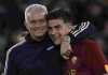 Jose Mourinho memeluk Paulo Dybala usai pemain Argentina itu mencetak gol bagi Roma