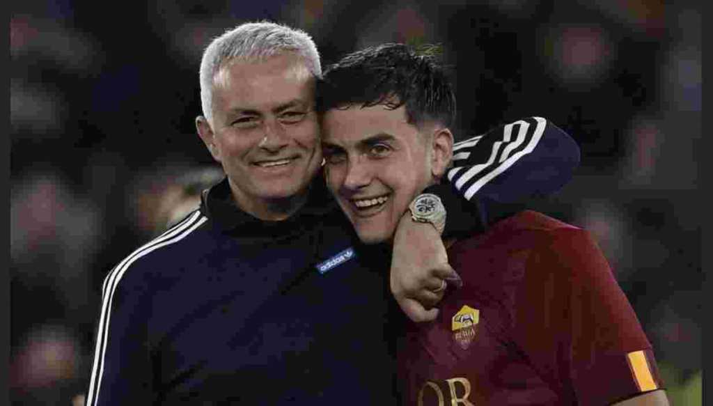 Jose Mourinho memeluk Paulo Dybala usai pemain Argentina itu mencetak gol bagi Roma