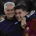 Jose Mourinho memeluk Paulo Dybala usai pemain Argentina itu mencetak gol bagi Roma