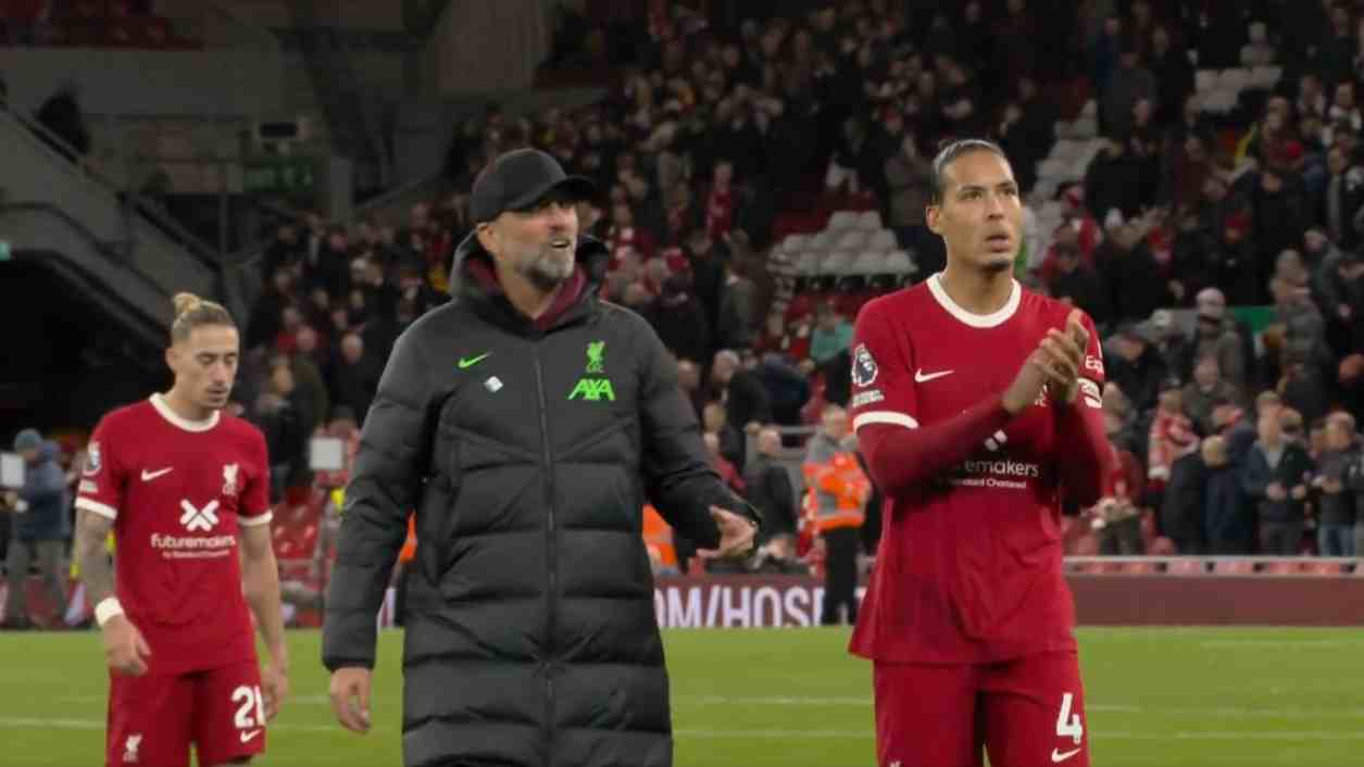 Jurgen Klopp dan Virgil van Dijk di Anfield