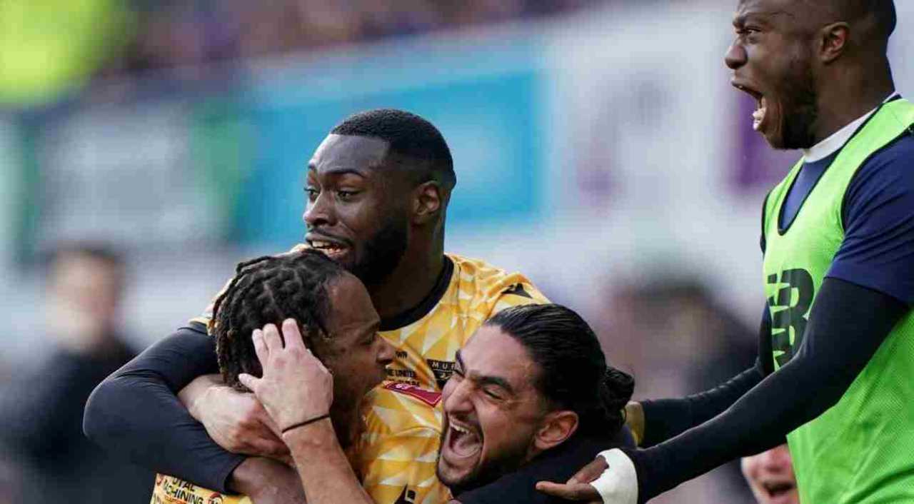 Maidstone United FC merayakan kelolosan mereka ke babak kelima Piala FA