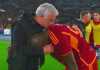 Romelu Lukaku memberi hormat pada Jose Mourinho usai satu laga AS Roma