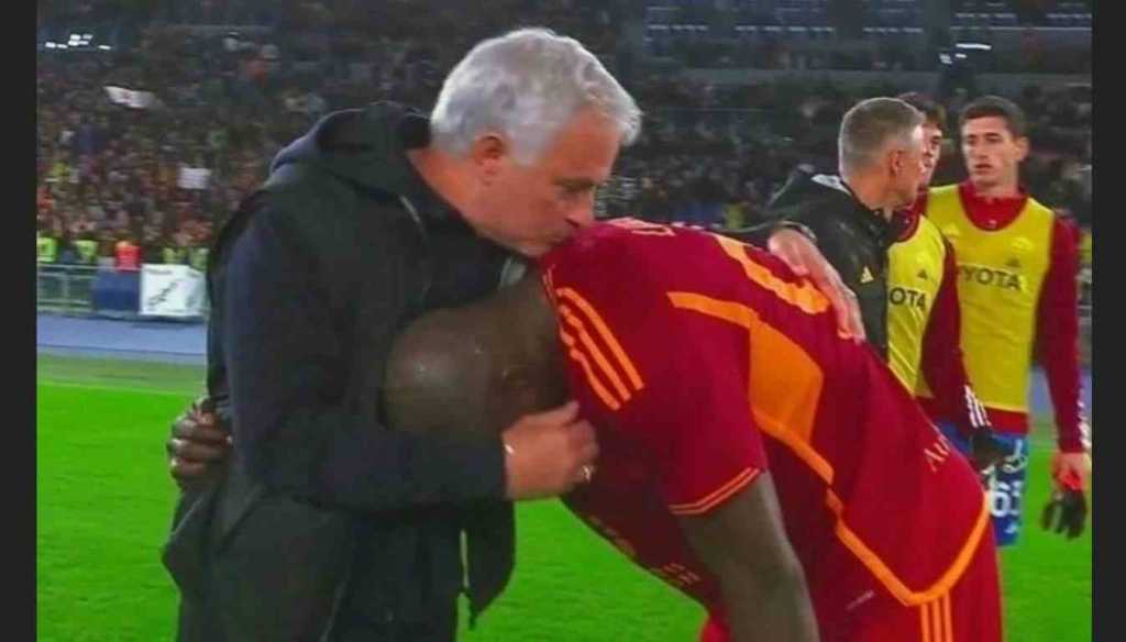 Romelu Lukaku memberi hormat pada Jose Mourinho usai satu laga AS Roma