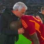 Romelu Lukaku memberi hormat pada Jose Mourinho usai satu laga AS Roma