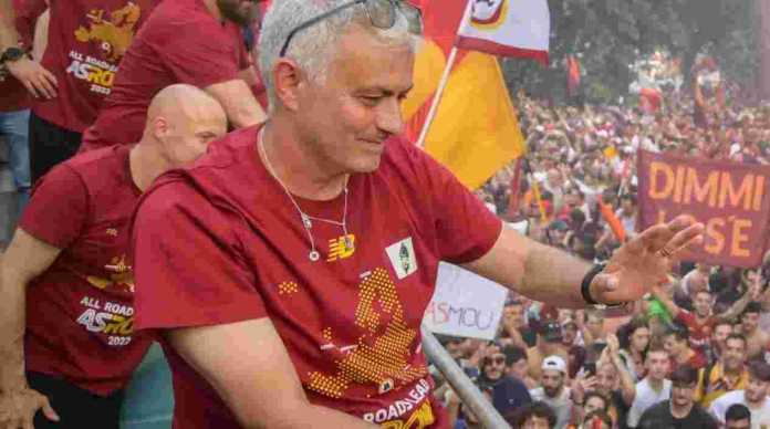 Mourinho merayakan kemenangan Conference League di jalan-jalan kota Roma
