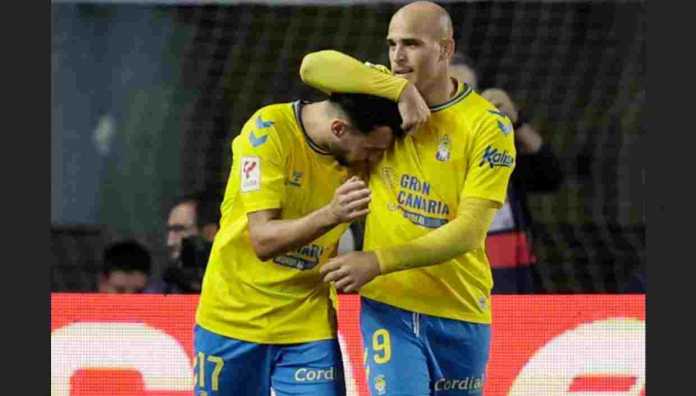 Munir El Haddadi dan Sandro Ramirez merayakan gol Las Palmas ke gawang Barcelona