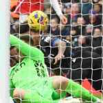 Pantulan bola di kepala Dean Henderson menjadikan gol kedua Arsenal sebagai bunuh diri kiper Crystal Palace