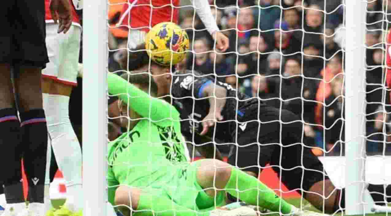 Pantulan bola di kepala Dean Henderson menjadikan gol kedua Arsenal sebagai bunuh diri kiper Crystal Palace